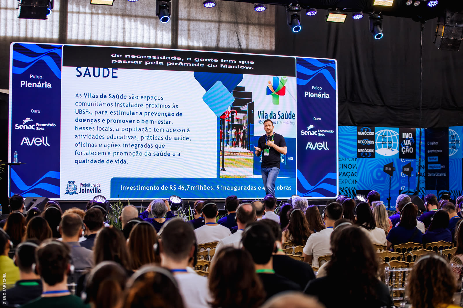 Plenária com painel LED panorâmico e auditório lotado em evento corporativo em Joinville