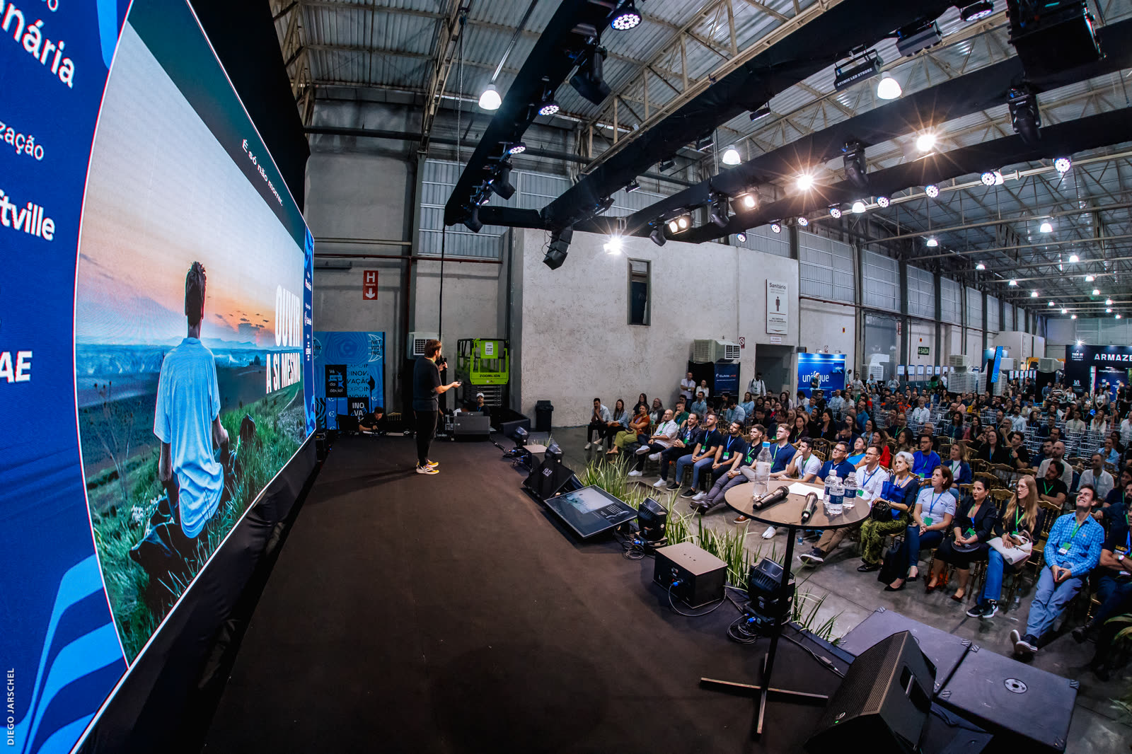 Palestra com videowall de LED de alta resolução e sonorização para evento corporativo