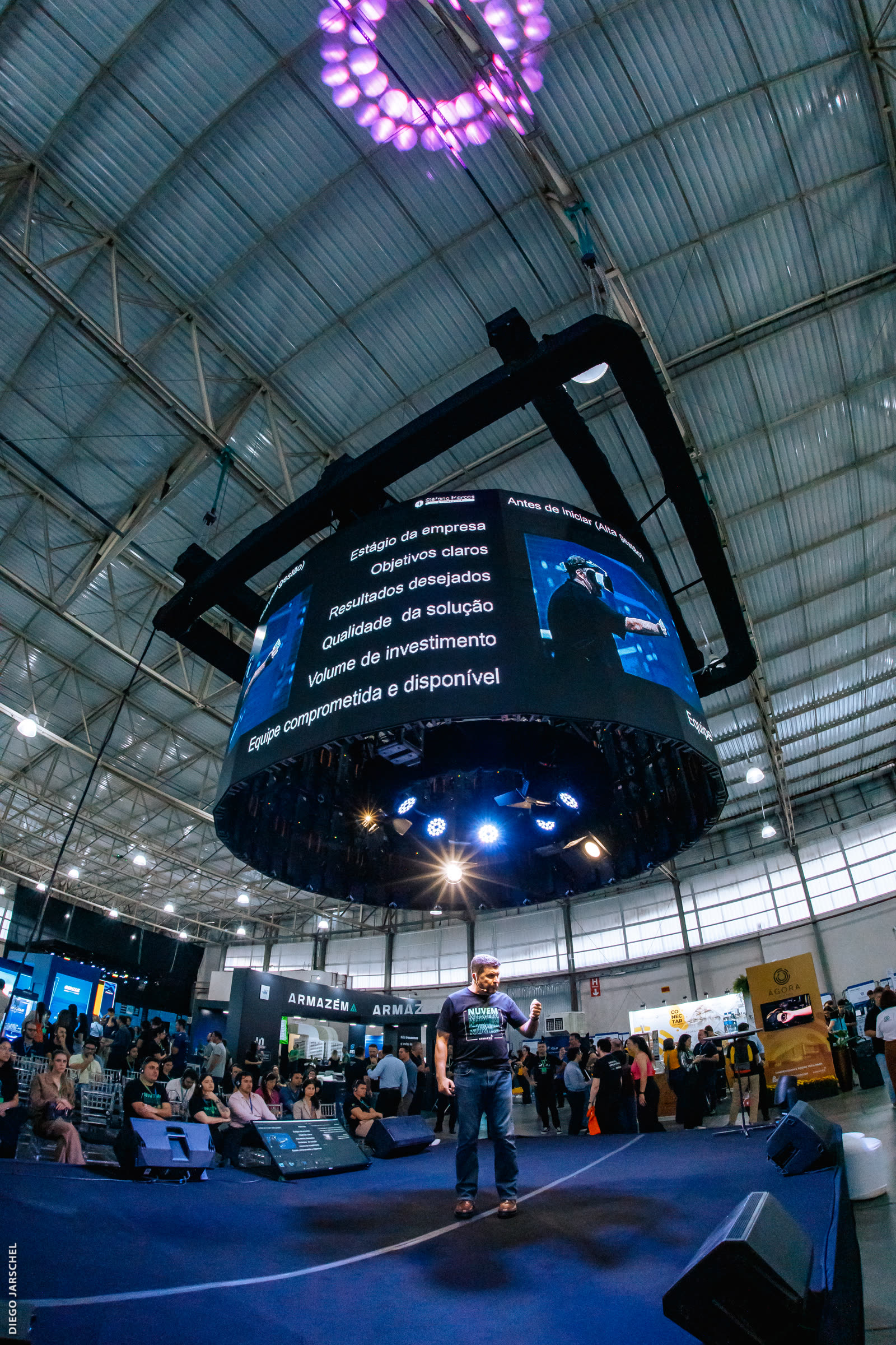 Painel de LED 360 circular suspenso sobre o palco em convenção corporativa