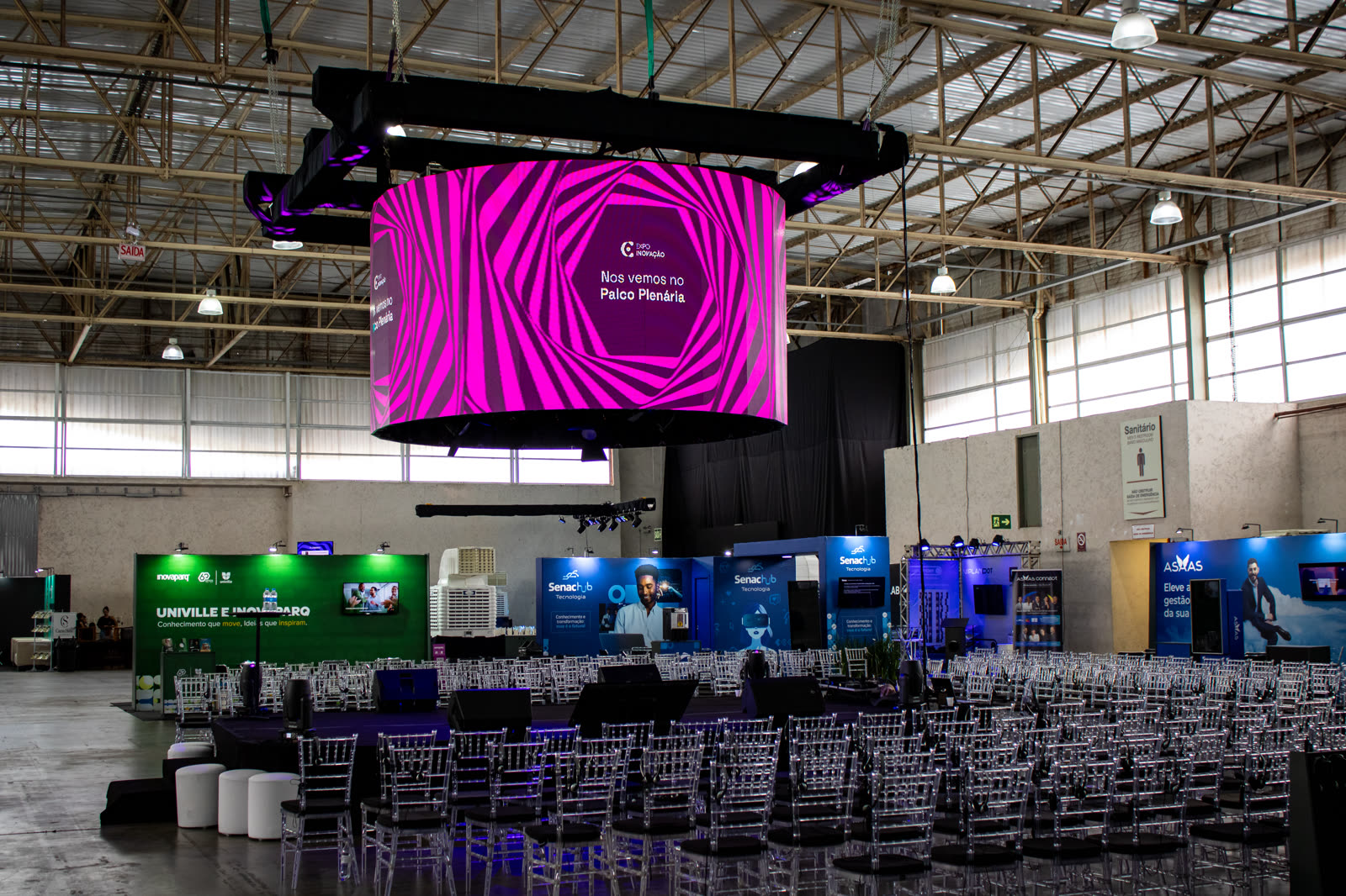 Montagem de painel de LED 360 e estrutura de palco para evento em Joinville
