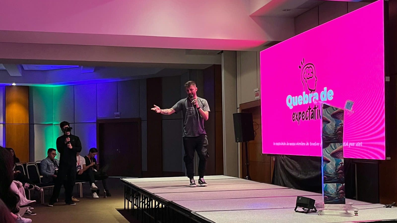 Palco com painel de LED e iluminação cenográfica em palestra corporativa em Joinville